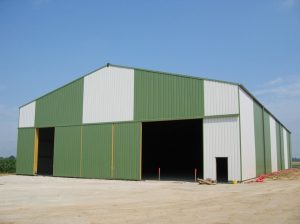 Hangar agricole vert et blanc