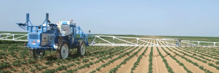 Fournitures agricoles et outils sur une table