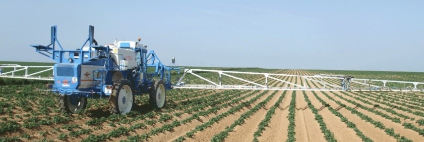 Fournitures agricoles et outils sur une table