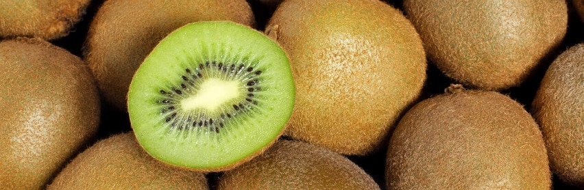 Kiwis mûrs frais sur un marché agricole