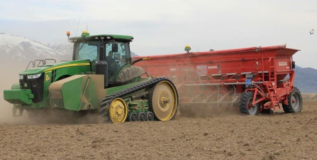 Tracteur agricole et machine planteuse dans un champ