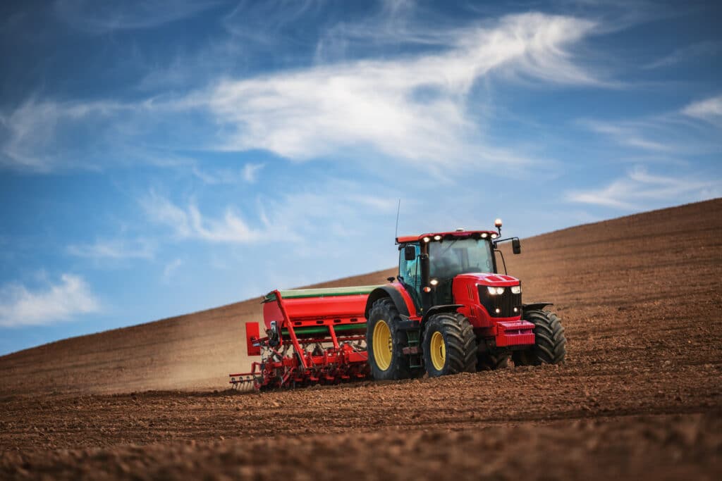 Camion de transport agricole sur une route rurale