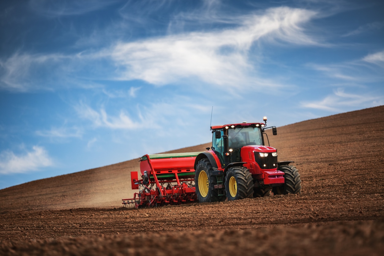 Camion de transport agricole sur une route rurale