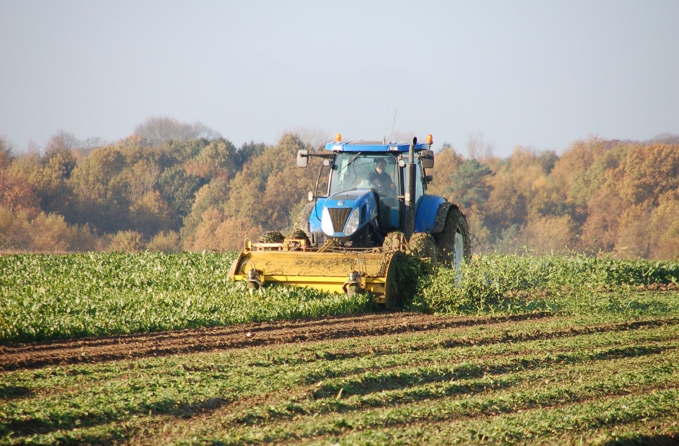 Tracteur agricole travaillant dans un champ