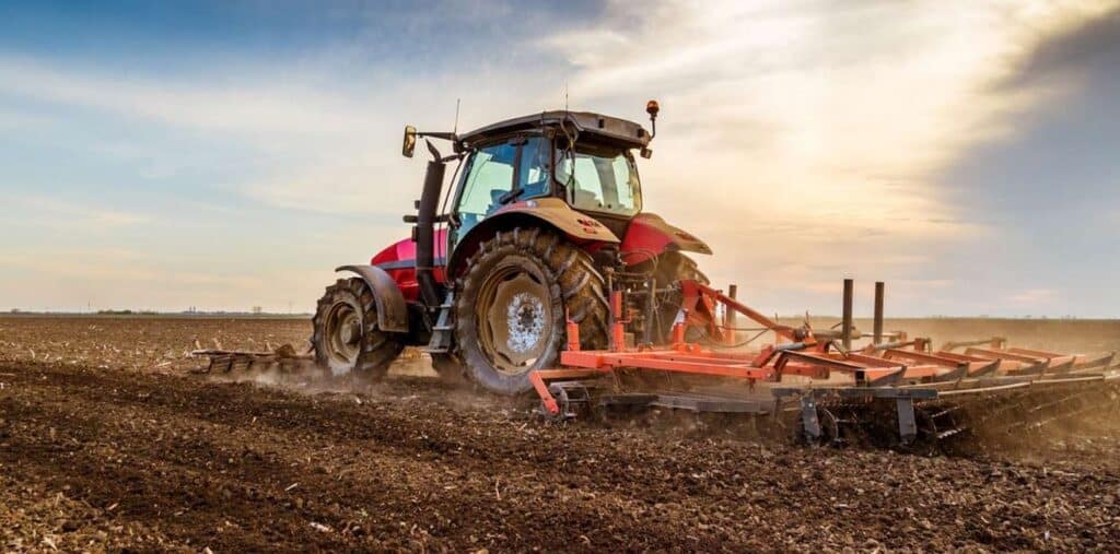 Tracteur agricole moderne en plein champ
