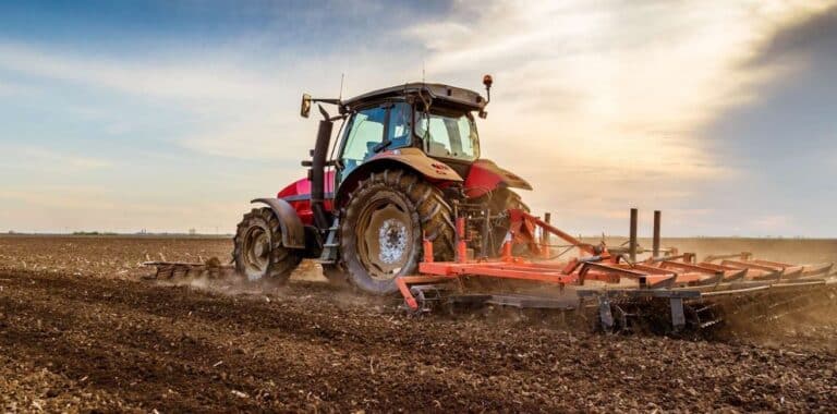 Tracteur agricole moderne en plein champ
