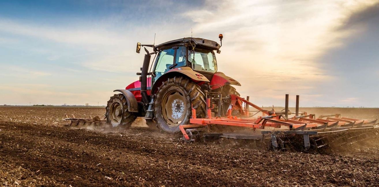 Tracteur agricole moderne en plein champ