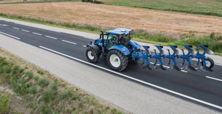 Tracteur agricole roulant sur une route rurale