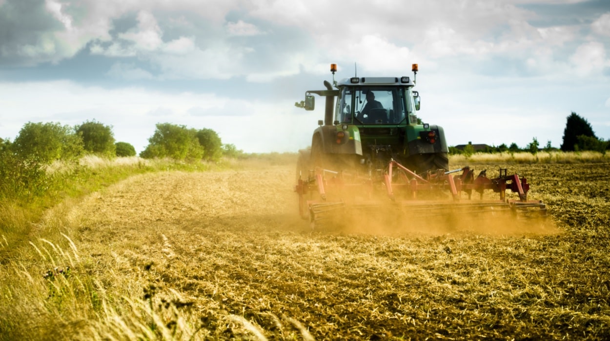 Tracteur agricole travaillant dans un champ