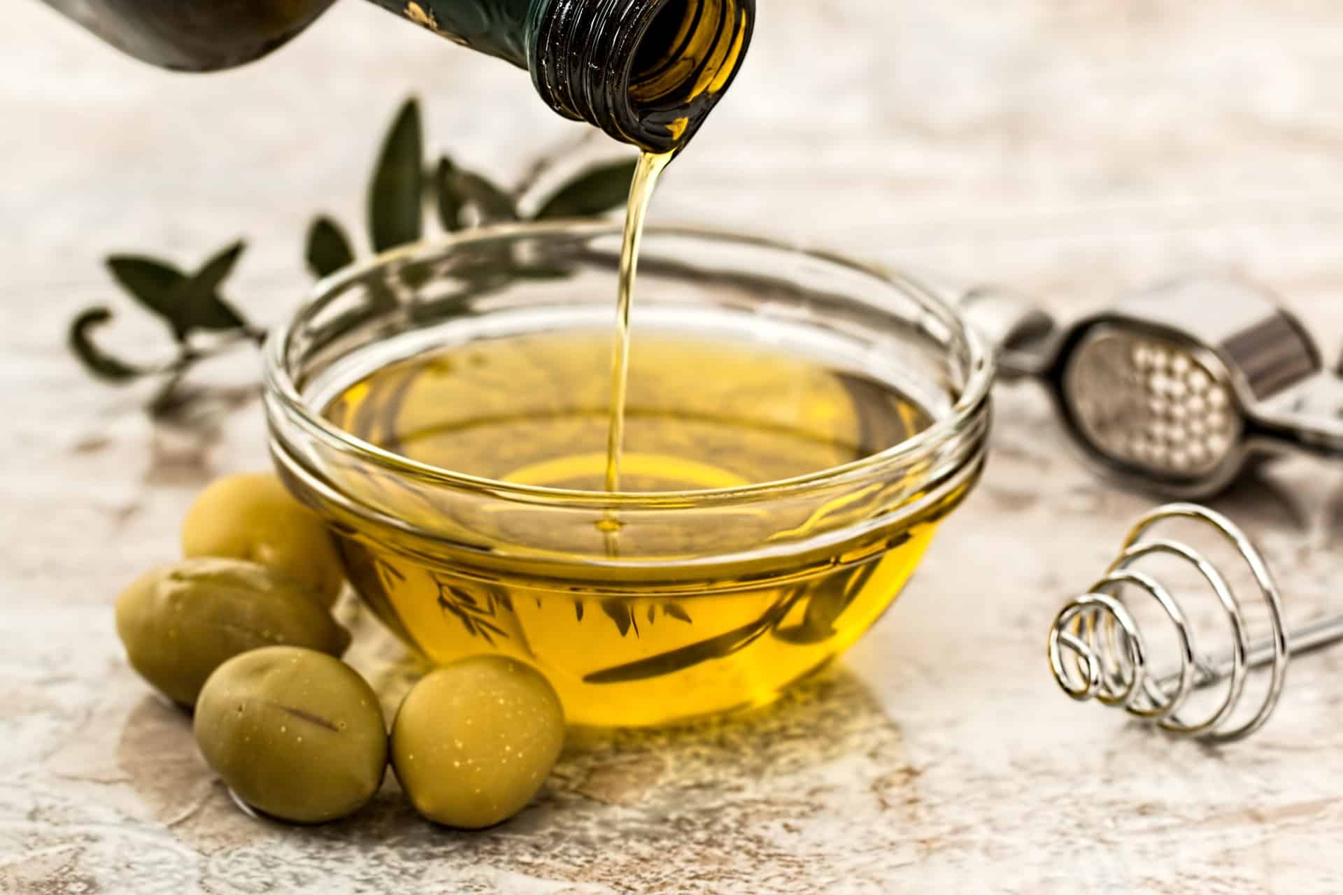 Bol d'huile d'olive verte raffinée en fabrication