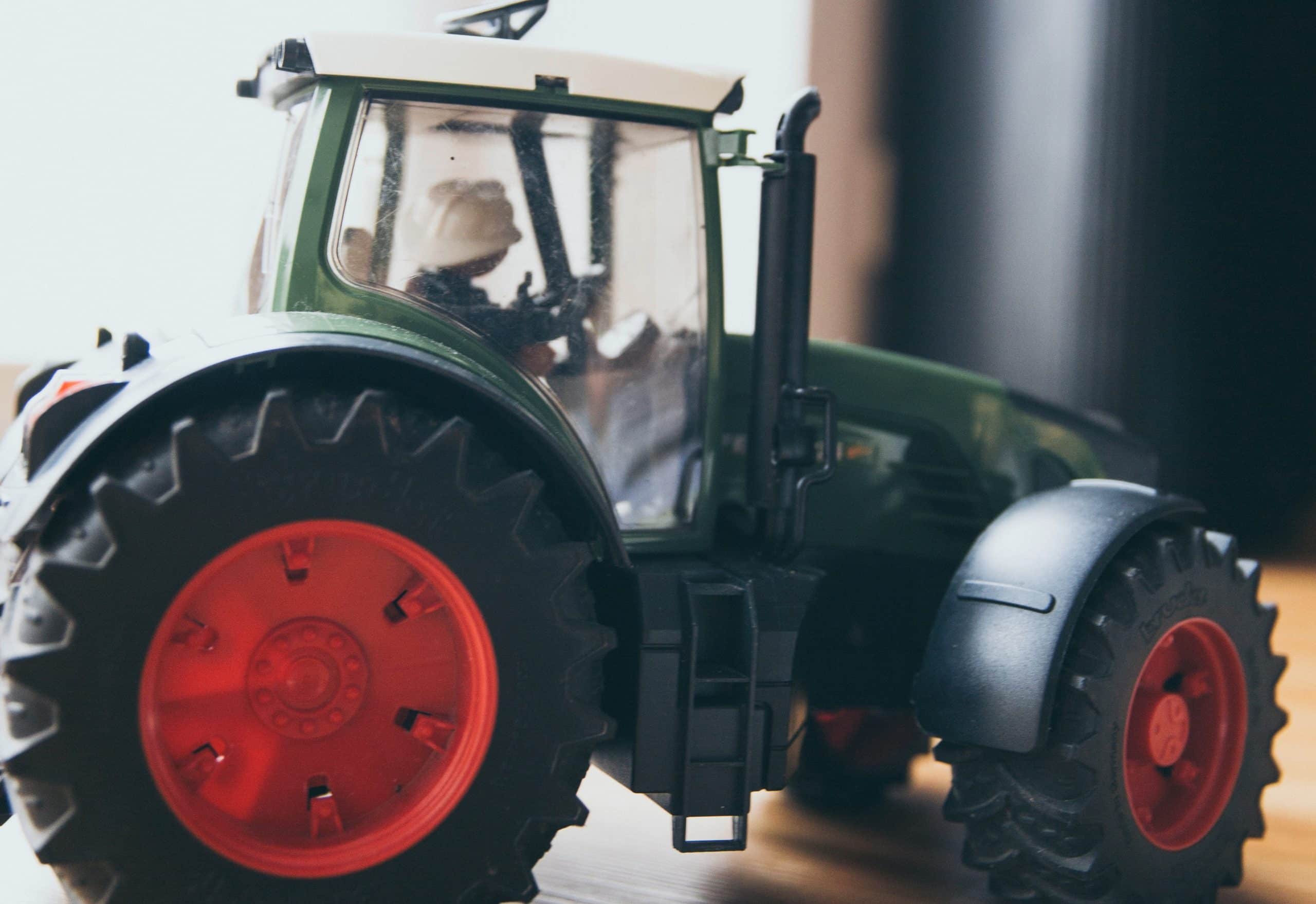 Miniature d'un tracteur agricole à collectionner