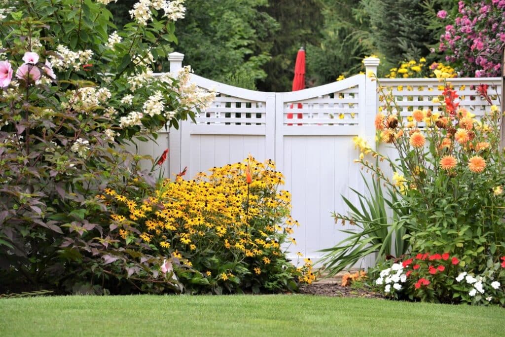Jardin fleuri bien entretenu dans une maison rurale