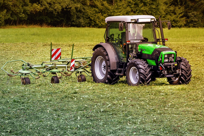 Camion agricole moderne sur terrain de ferme