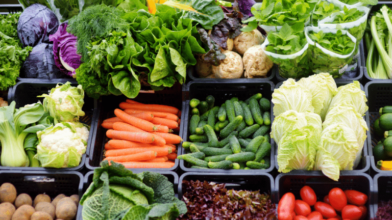Variété de légumes frais sur fond blanc