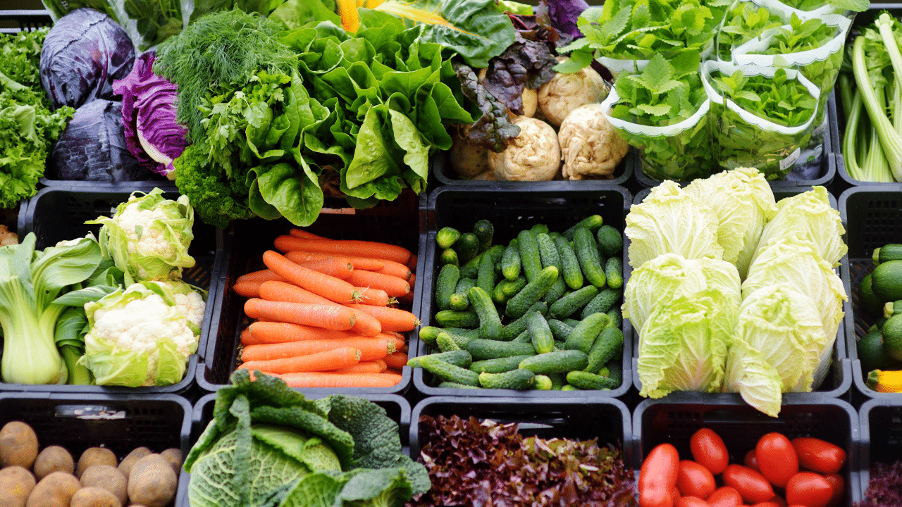Variété de légumes frais sur fond blanc