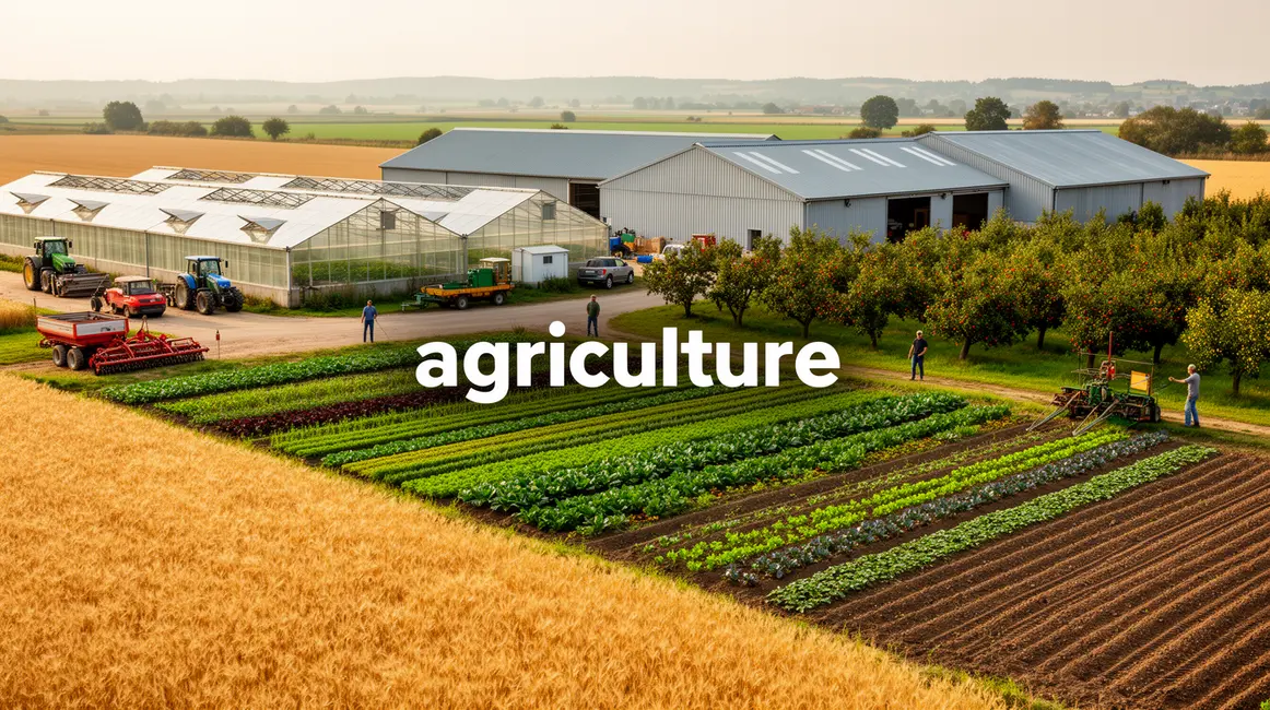 Vue panoramique d'une ferme moderne avec serres et cultures diverses
