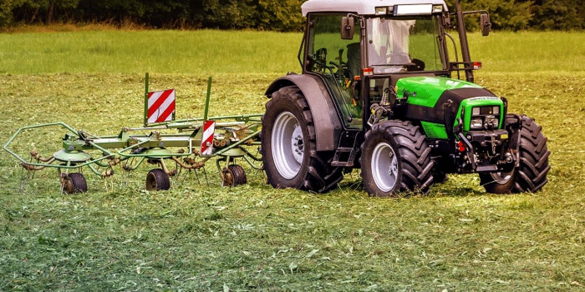 Camion agricole moderne sur terrain de ferme