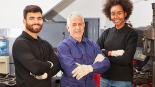 Machinerie agricole sur un champ français