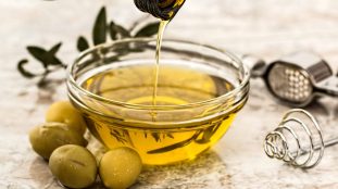 Bol d'huile d'olive verte raffinée en fabrication