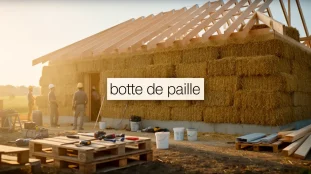 Botte de paille sur chantier construction durable