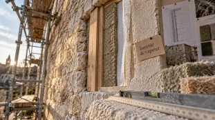 Comment isoler des murs en pierre : ITI ou ITE, pour respecter l’humidité et la vapeur