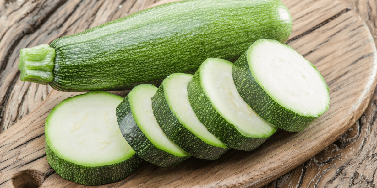 Des courgettes fraîches sur fond blanc