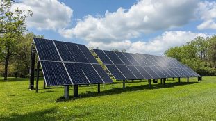 Grande ferme solaire avec des panneaux photovoltaïques