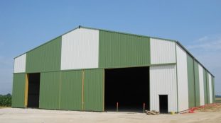 Hangar agricole vert et blanc