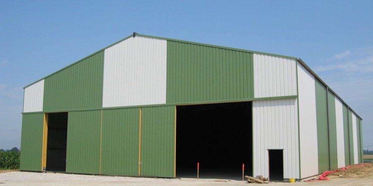 Hangar agricole vert et blanc