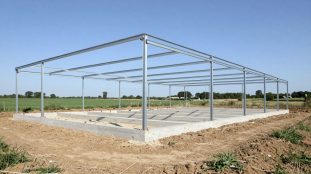 Construction d'un bâtiment agricole : quel rôle jouent les longrines en béton ?