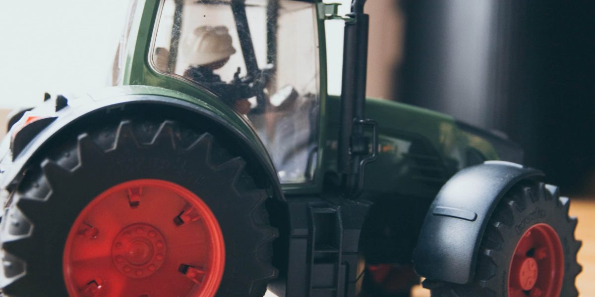 Miniature d'un tracteur agricole à collectionner