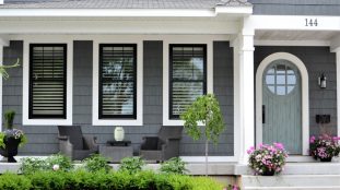 Nouvelle maison avec véranda et revêtement gris