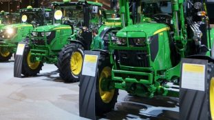 Expo agricole SIMA avec de grands équipements agricoles