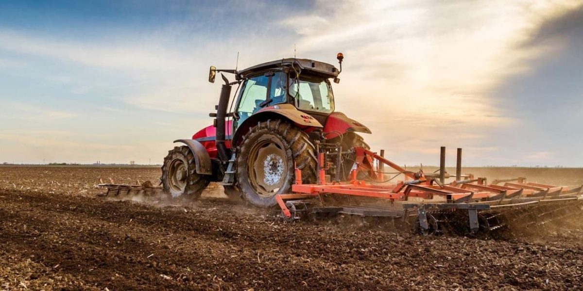Tracteur agricole moderne en plein champ