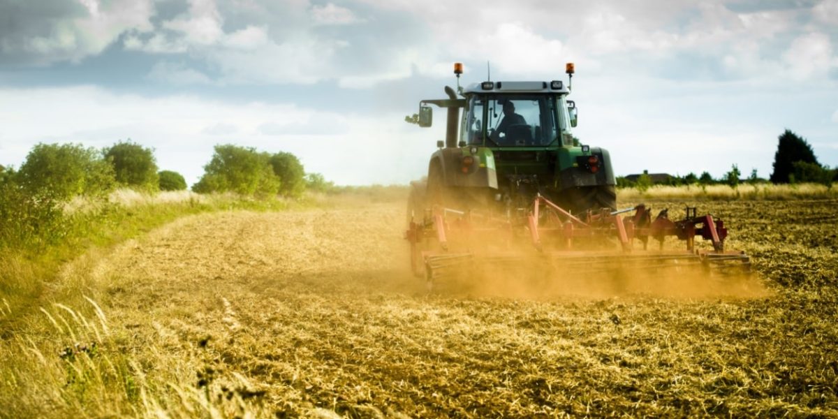 Tracteur agricole travaillant dans un champ
