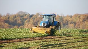 Tracteur agricole travaillant dans un champ