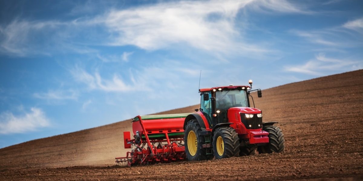 Camion de transport agricole sur une route rurale